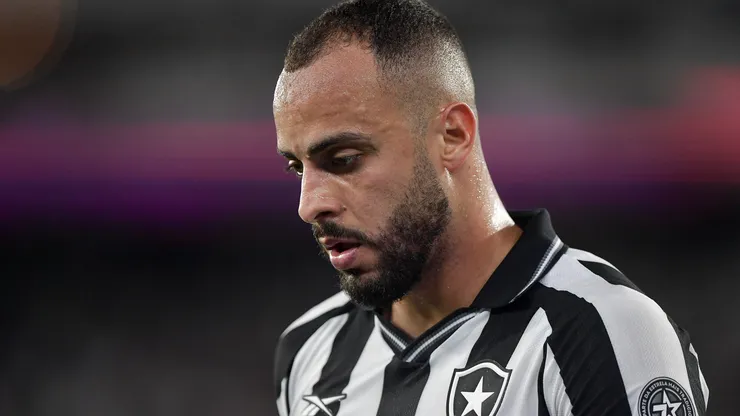Arthur Cabral pode deixar o Botafogo nesta janela - Foto: Thiago Ribeiro/AGIF