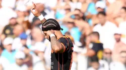 Memphis Depay jogador do Corinthians comemora seu gol durante partida contra o Santos. Foto: Mauricio De Souza/AGIF