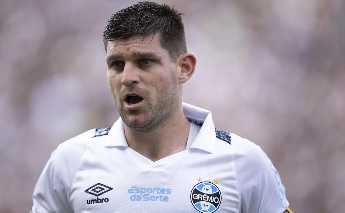 Ídolo do Grêmio é agora cidadão brasileiro e libera vaga no elenco