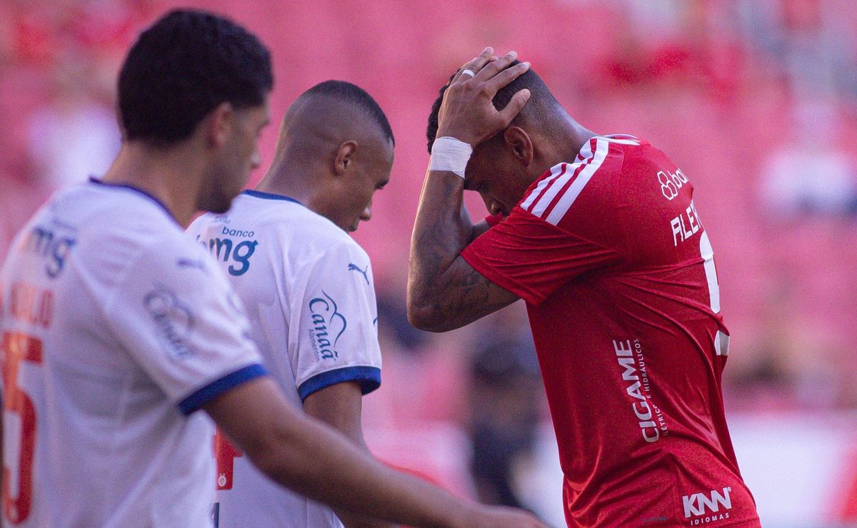 Internacional desperdiça muitas chances, perde para o Bahia e vê crise aumentar com Pezzolano