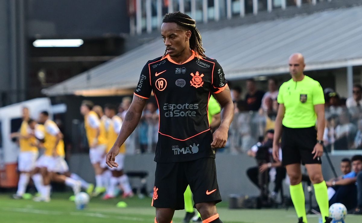 Carrillo e Flávio Rodrigues de Souza passam por momento curioso em Santos x Corinthians