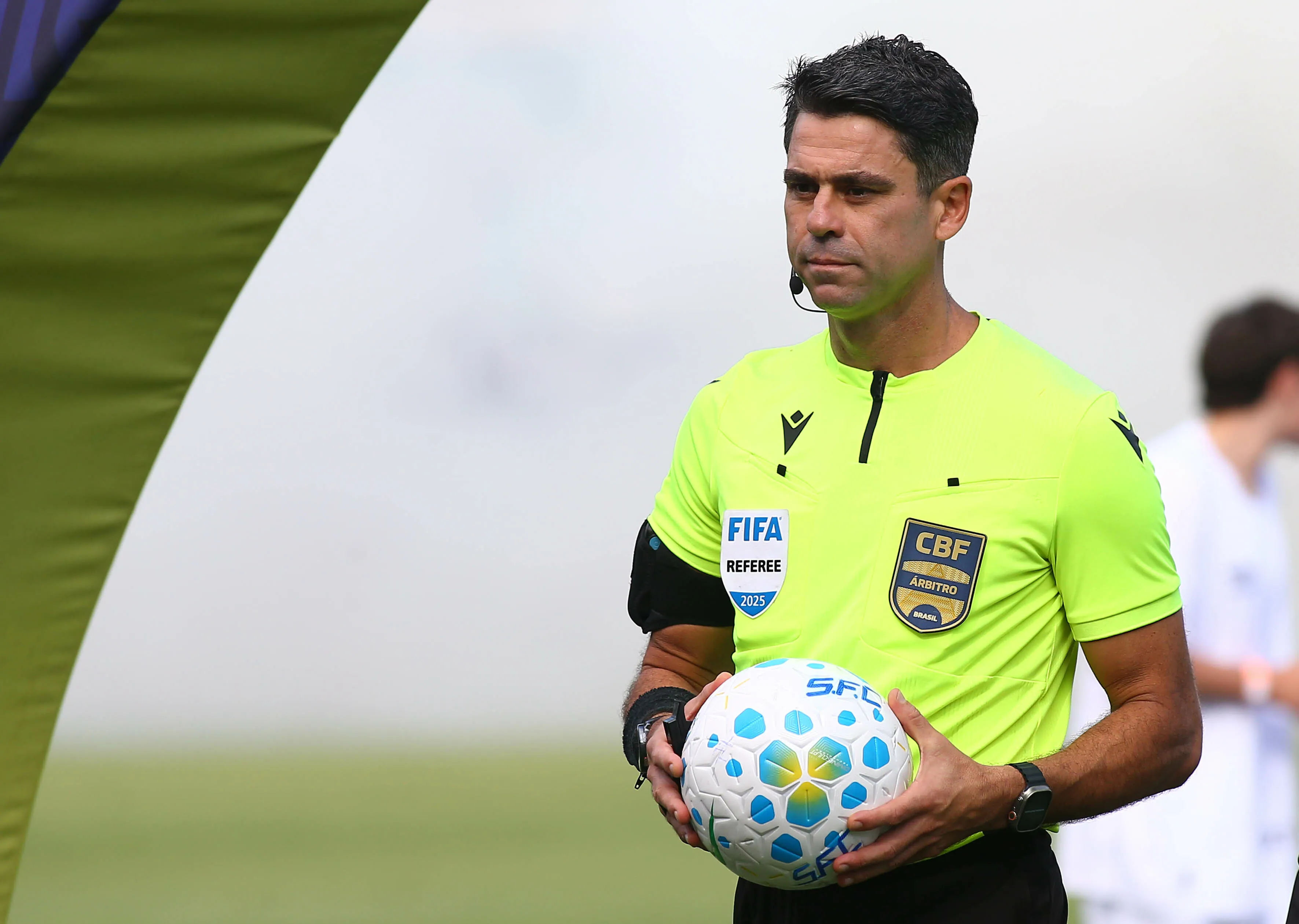 Flávio Rodrigues foi o juiz da partida. Foto: Mauricio De Souza/AGIF