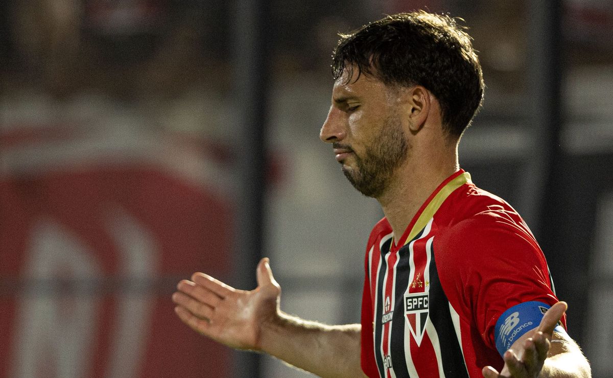 Lance confuso entre Calleri e Gabriel, em RB Bragantino x São Paulo, chama atenção de torcedores