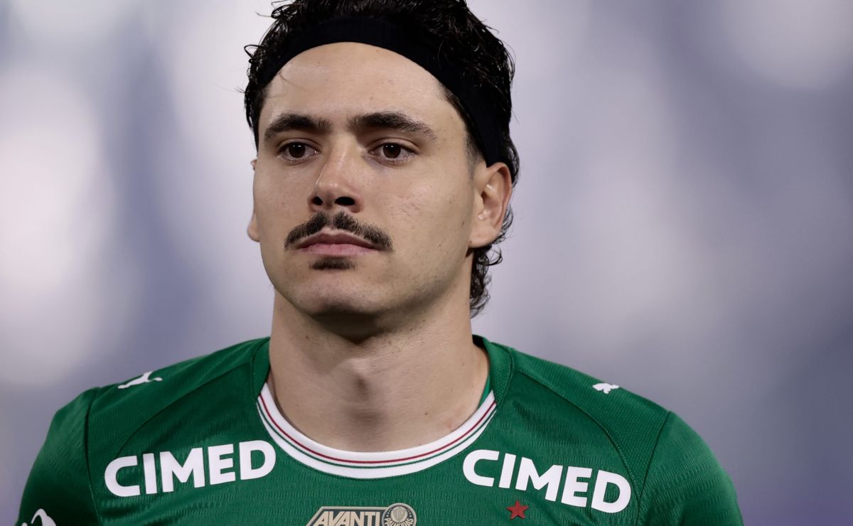 Maurício é avisado no vestiário do Palmeiras de convocação inédita para Seleção Paraguaia e elenco faz festa