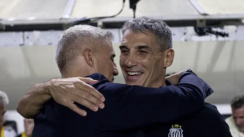 Vojvoda abraçando o Crespo. Foto: Ricardo Moreira/Getty Images