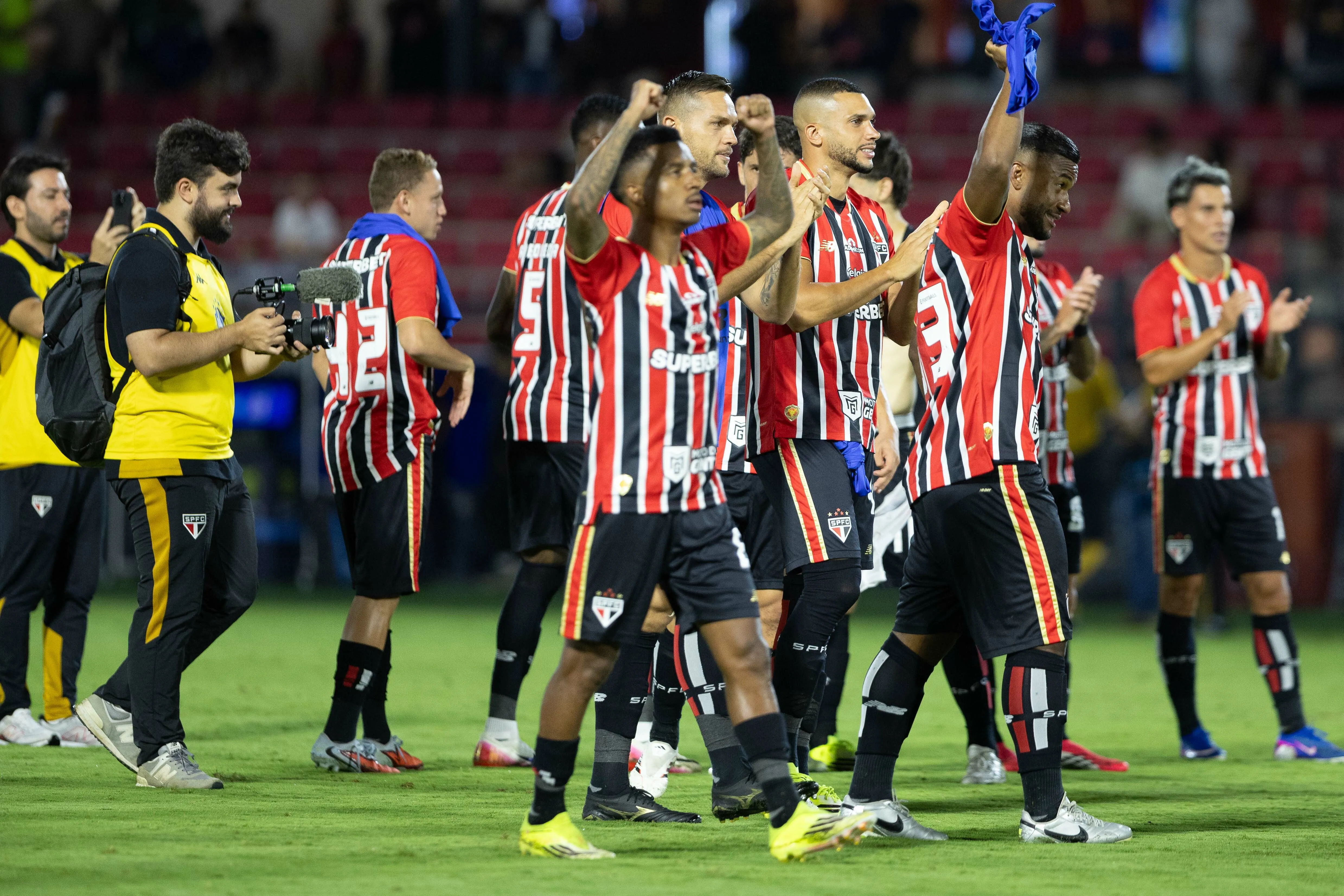 Jogadores do São Paulo vibram após vitória sobre o RB Bragantino. Foto: Joisel Amaral/AGIF