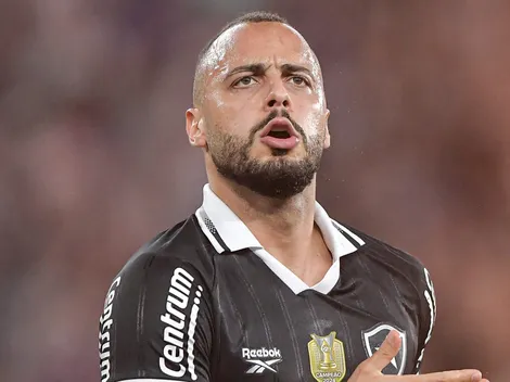 Corinthians avança por empréstimo de Arthur Cabral