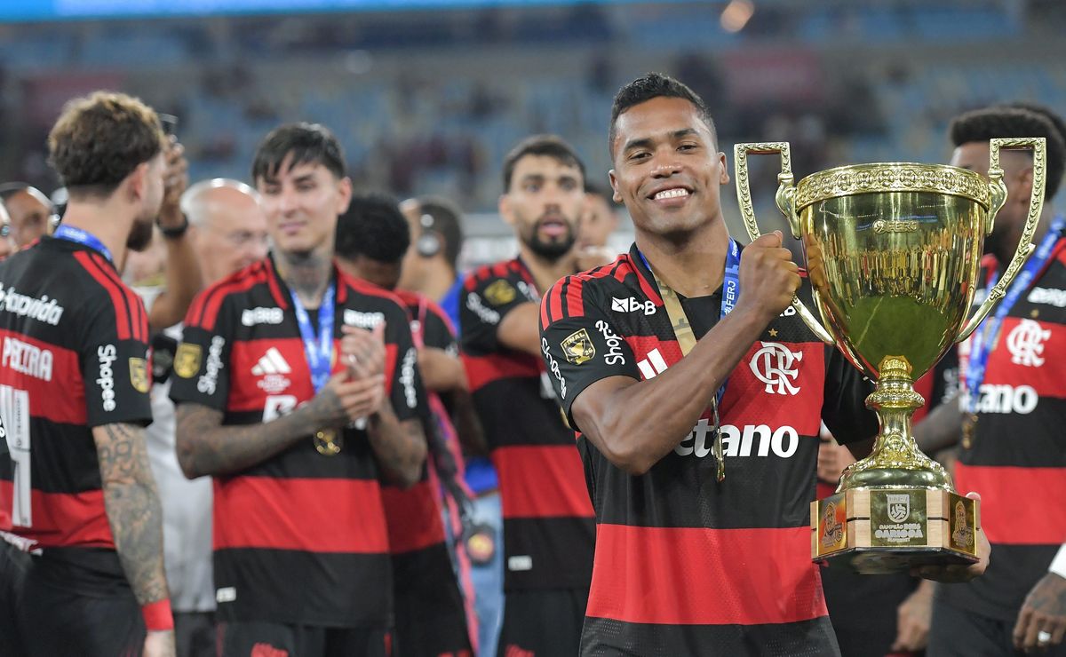 Flamengo planeja renovar com Alex Sandro, mas lateral avalia reduzir ritmo após a Copa do Mundo