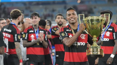 RJ - RIO DE JANEIRO - 08/03/2026 - CARIOCA 2026, FLUMINENSE X FLAMENGO - Alex Sandro jogador do Flamengo durante partida contra o Fluminense no estadio Maracana pelo campeonato Carioca 2026. Foto: Thiago Ribeiro/AGIF