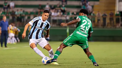 Chapecoense x Grêmio se enfrentam nesta segunda-feira (16) - Foto: Dinho Zanotto/AGIF