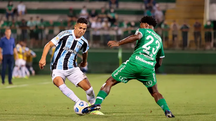 Chapecoense x Grêmio se enfrentam nesta segunda-feira (16) - Foto: Dinho Zanotto/AGIF