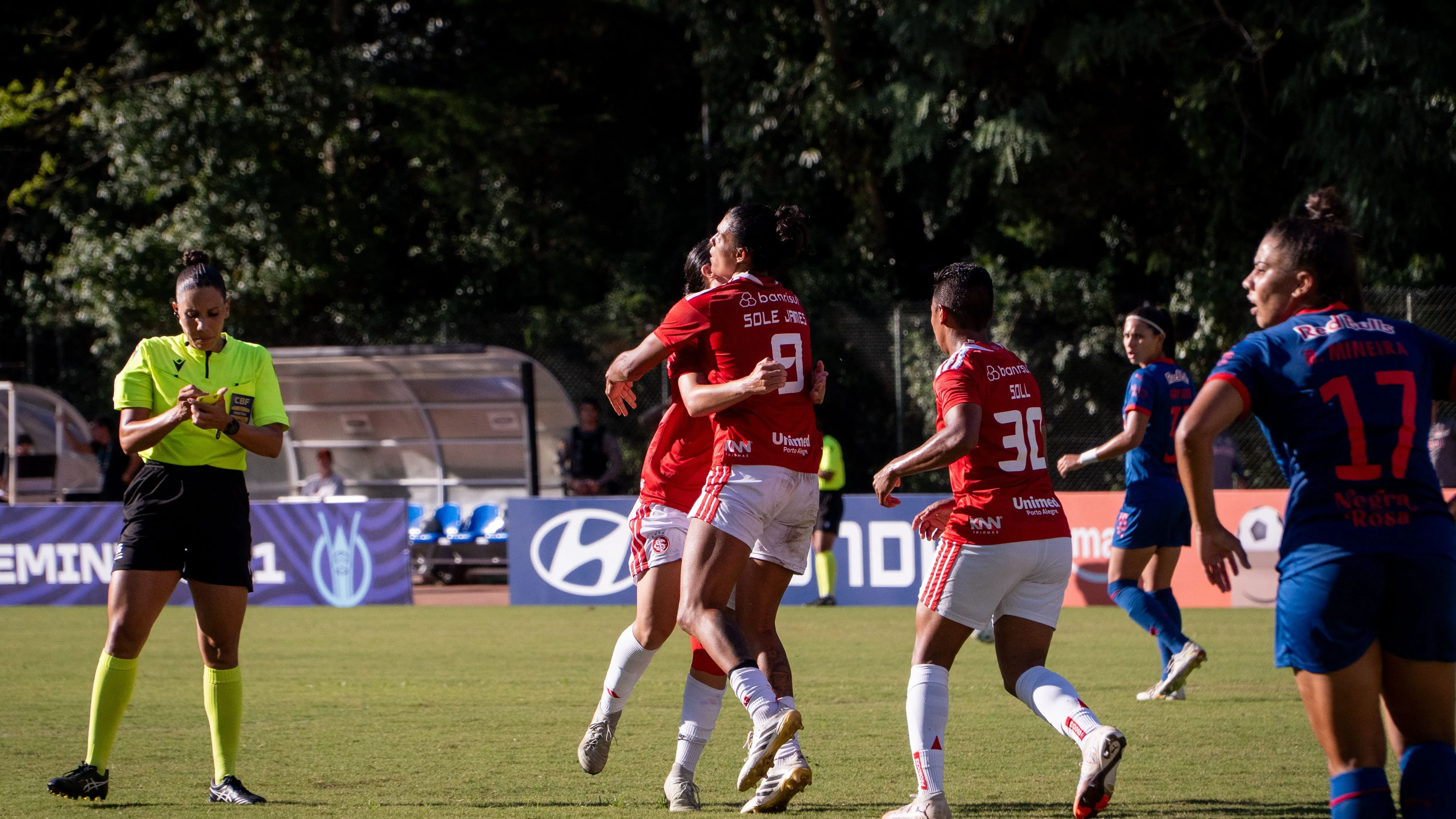 Sole Jaimes celebra gol pelo Interacional no Brasileirão Feminino