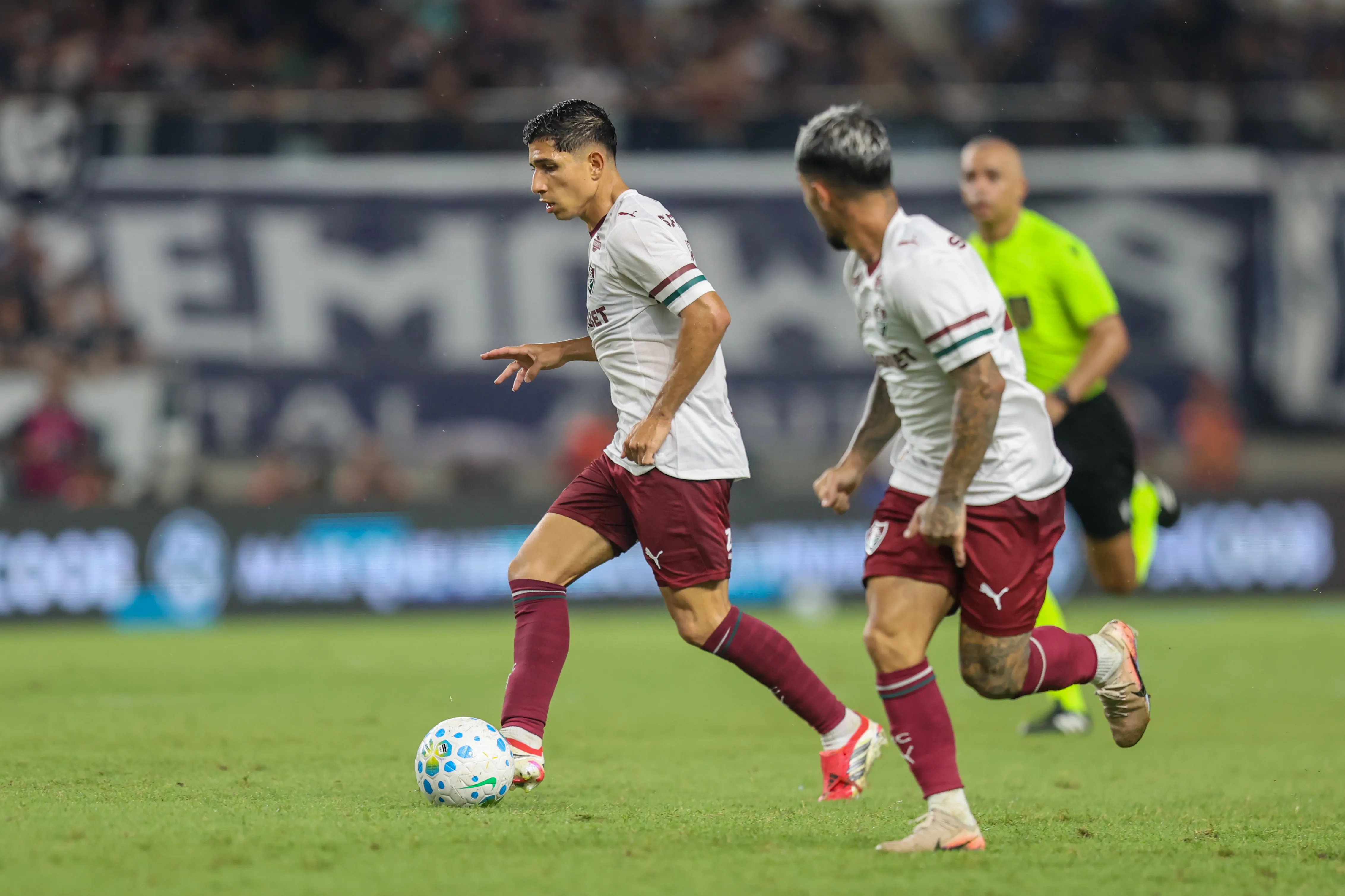 Savarino e Acosta durante partida pelo Fluminense. Foto: Fernando Torres/AGIF