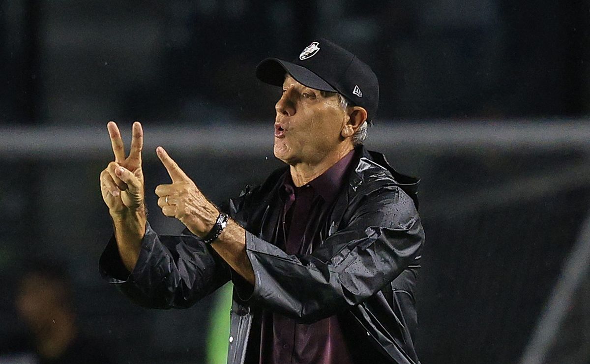 Renato Gaúcho ganha o elenco do Vasco e cobras os jogadores para manter o foco nos próximos jogos