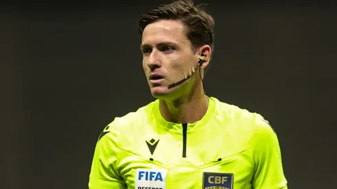 Árbitro foi bastante criticado - Foto: Gilson Lobo/AGIF.