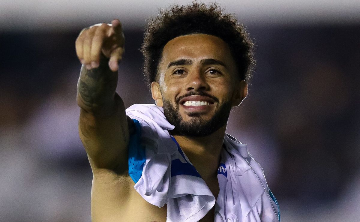 Claudinho recebe R$ 1,5 milhão no Catar e segue no radar do Santos para a próxima janela