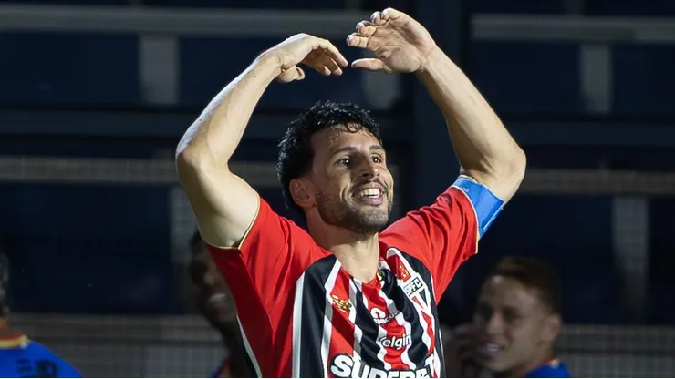 Jonathan Calleri jogador do Sao Paulo comemora seu gol durante partida contra o Bragantino no estadio Cicero De Souza Marques pelo campeonato Brasileiro A 2026. Foto: Joisel Amaral/AGIF