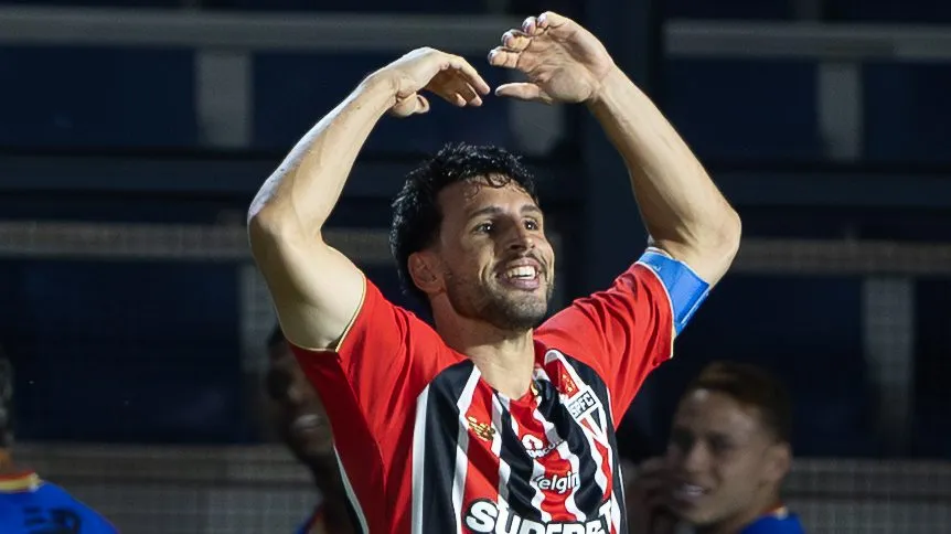 Jonathan Calleri jogador do Sao Paulo comemora seu gol durante partida contra o Bragantino no estadio Cicero De Souza Marques pelo campeonato Brasileiro A 2026. Foto: Joisel Amaral/AGIF