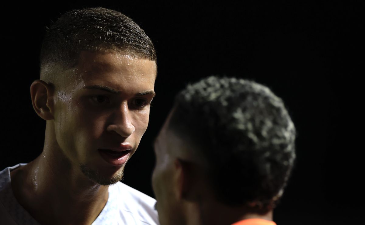 Vinícius Lira rompe ligamento do joelho e está fora da temporada no Santos; Escobar ‘herda’ vaga na LE