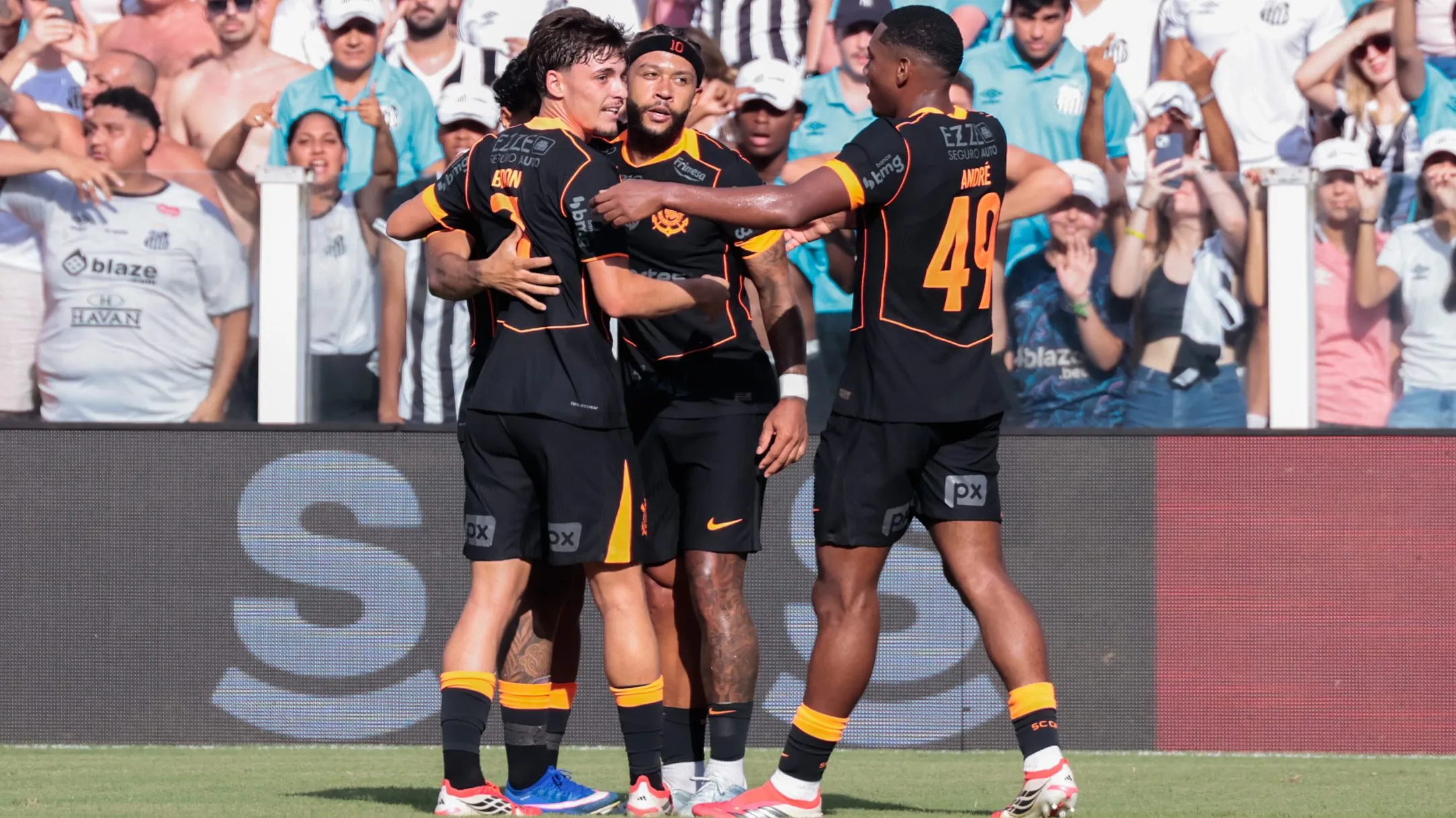 Memphis Depay jogador do Corinthians comemora seu gol com jogadores do seu time durante partida contra o Santos no estadio Vila Belmiro pelo campeonato Brasileiro A 2026. Foto: Marcello Zambrana/AGIF