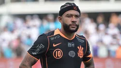 Memphis Depay jogador do Corinthians durante partida contra o Santos no estadio Vila Belmiro pelo campeonato Brasileiro A 2026. Foto: Jota Erre/AGIF