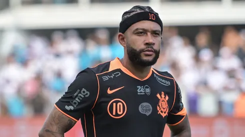 Memphis Depay jogador do Corinthians durante partida contra o Santos no estadio Vila Belmiro pelo campeonato Brasileiro A 2026. Foto: Jota Erre/AGIF
