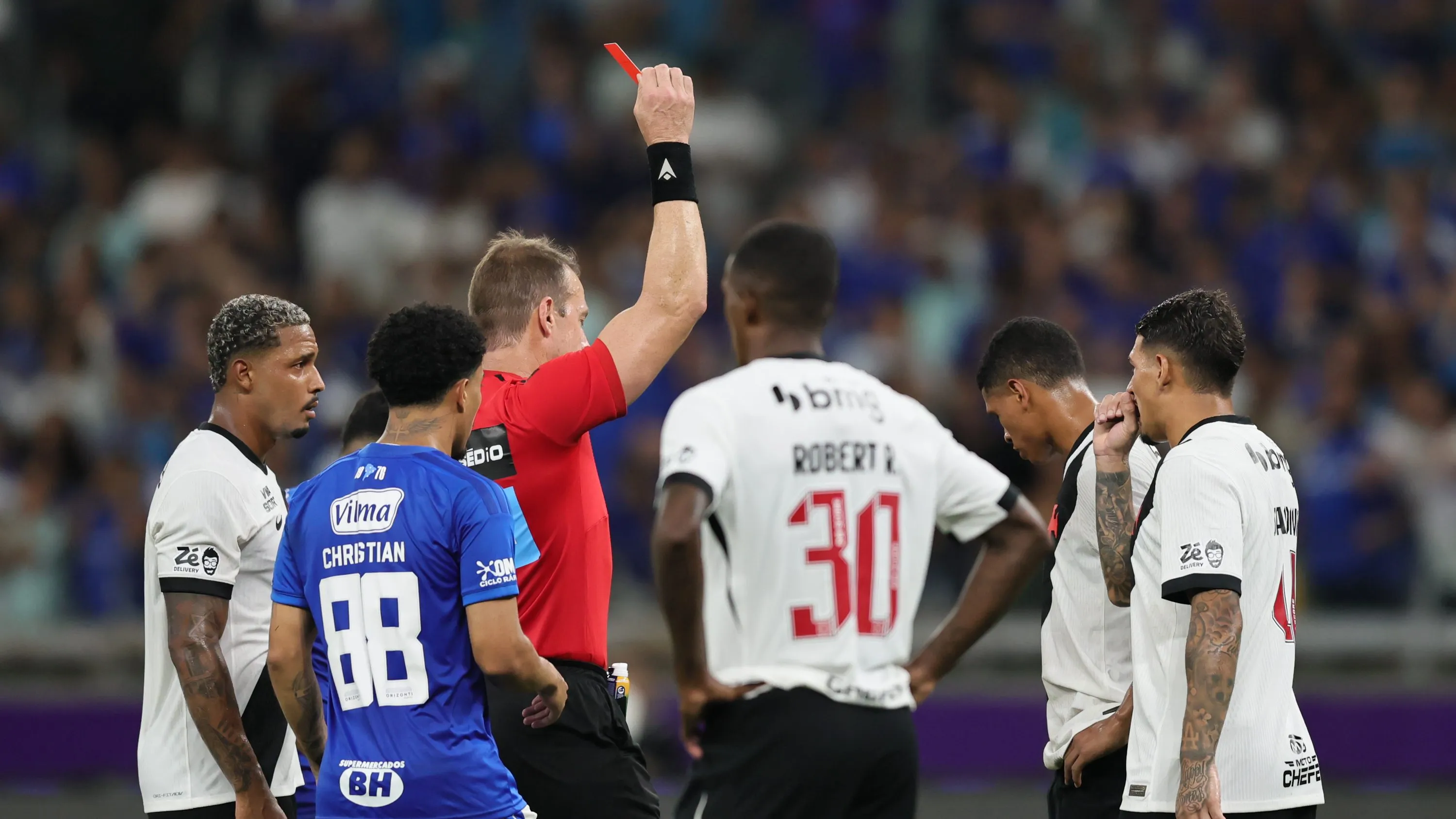 Cauan Barros jogador do Vasco recebe cartao vermelho do arbitro durante partida contra o Cruzeiro no estadio Mineirao pelo campeonato Brasileiro A 2026. Foto: Gilson Lobo/AGIF