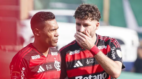 Alex Sandro (à esquerda) avalia deixar Flamengo no fim do ano para buscar liga menos competitiva