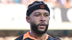 Depay em campo durante jogo contra o Santos.