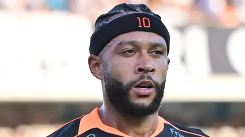 Depay em campo durante jogo contra o Santos.