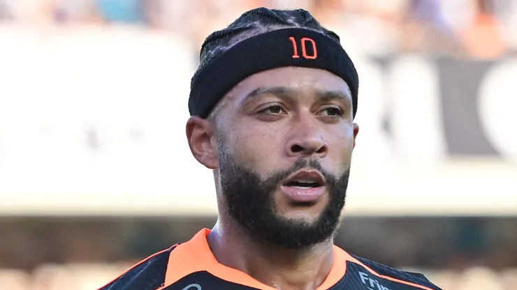 Depay em campo durante jogo contra o Santos.
