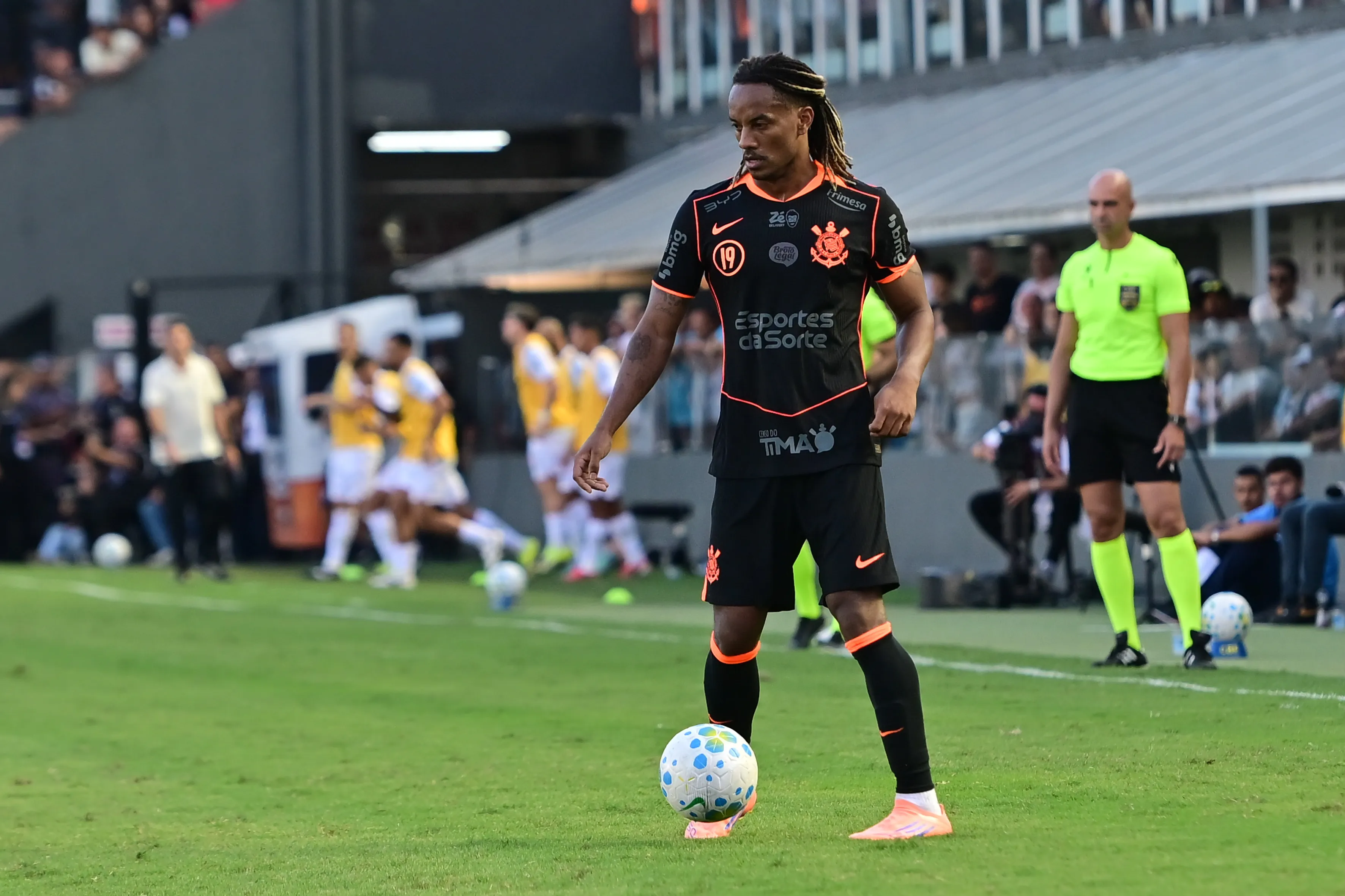 Andre Carrillo jogador do Corinthians durante partida contra o Santos no estadio Vila Belmiro pelo campeonato Brasileiro A 2026. Foto: Jota Erre/AGIF
