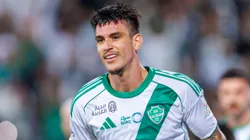 Roger Ibañez pelo Al Ahli. (Photo by Abdullah Ahmed/Getty Images)