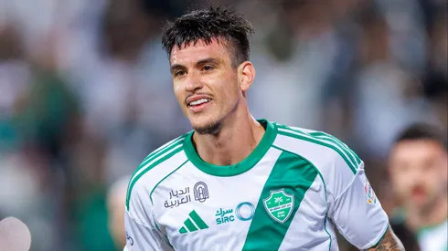 Roger Ibañez pelo Al Ahli. (Photo by Abdullah Ahmed/Getty Images)