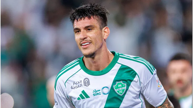 Roger Ibañez pelo Al Ahli. (Photo by Abdullah Ahmed/Getty Images)