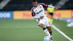 Samuel Lino (Flamengo) durante jogo contra o Botafogo, no dia 14.03.2026. Foto: Jorge Rodrigues/AGIF