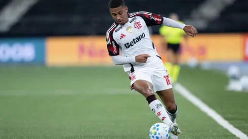 Samuel Lino (Flamengo) durante jogo contra o Botafogo, no dia 14.03.2026. Foto: Jorge Rodrigues/AGIF