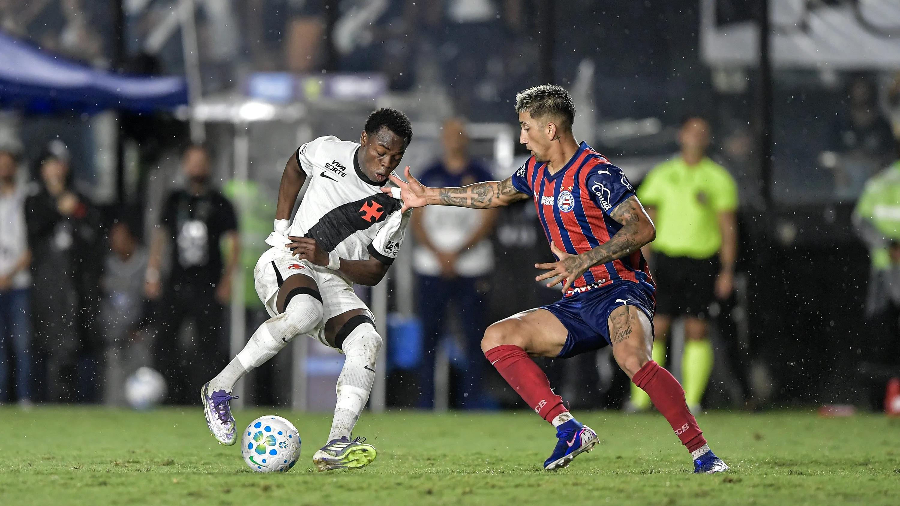 Andres Gomez jogador do Vasco durante partida contra o Bahia no estadio Sao Januario pelo campeonato Brasileiro A 2026. Foto: Thiago Ribeiro/AGIF