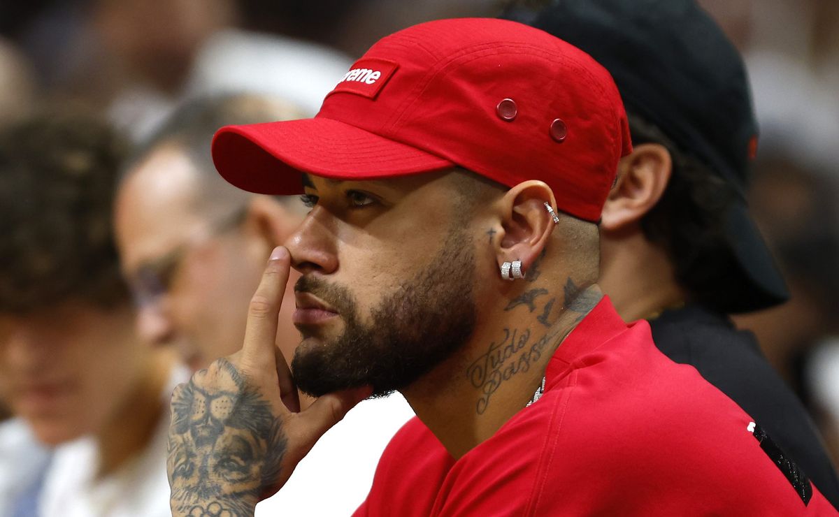 Neymar tem 16 jogos para buscar vaga na Copa do Mundo, mas terá que passar pelo sintético