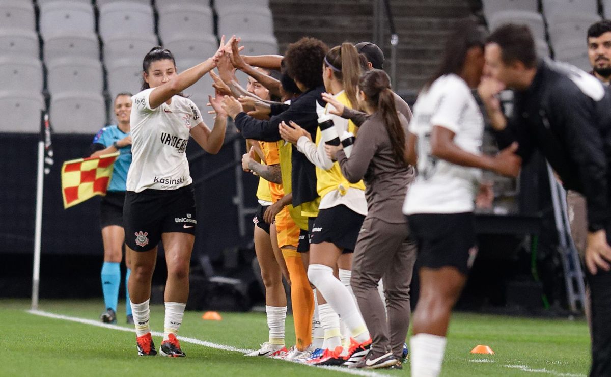 Duda Sampaio analisa função em campo e impacto de Emily Lima no Corinthians