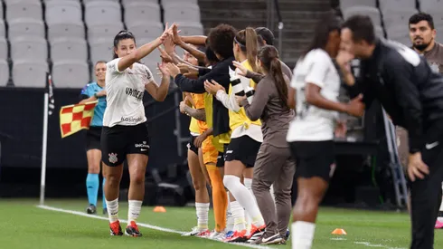 Duda Sampaio com as Brabas. Foto: Anderson Romão/AGIF