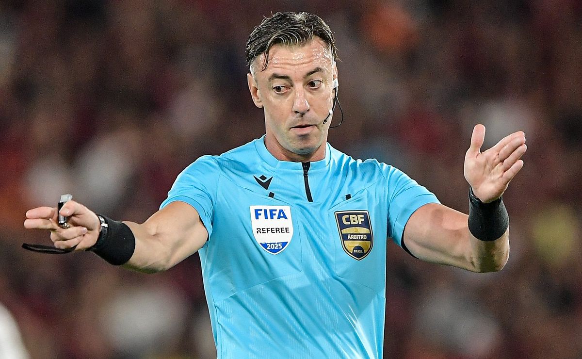 Raphael Claus será o árbitro do clássico entre Vasco e Fluminense no Maracanã pelo Brasileirão