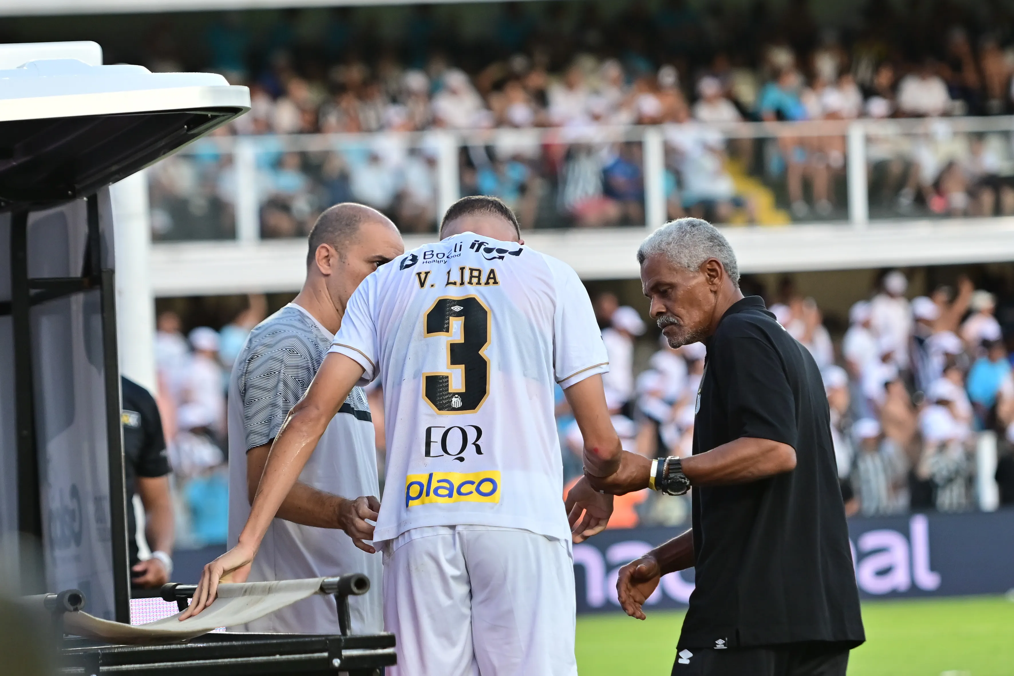 Momento em que Vinicius Lira deixa o clássico. Foto: Jota Erre/AGIF