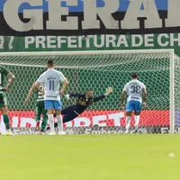 Arbitragem de Chapecoense x Grêmio marca pênalti polêmico