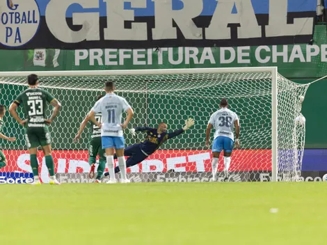 Arbitragem de Chapecoense x Grêmio marca pênalti polêmico