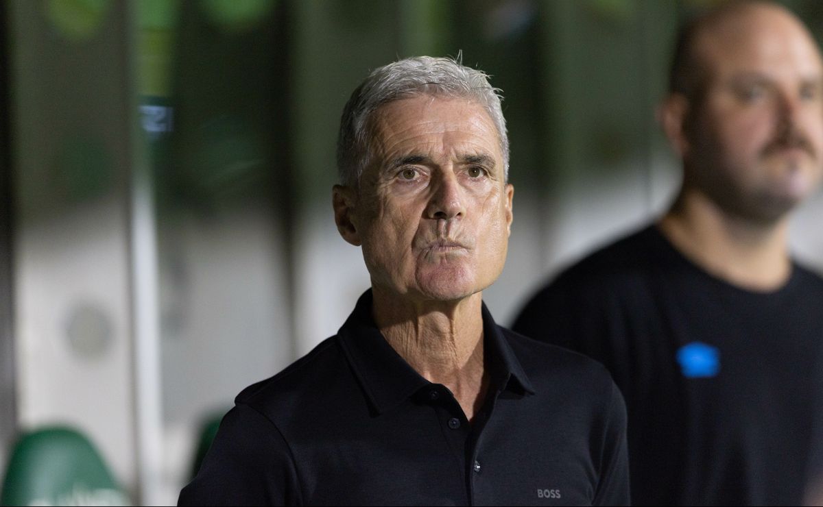 Luís Castro segura mudanças, mexe pouco e vê Grêmio empatar com a Chapecoense no Brasileirão