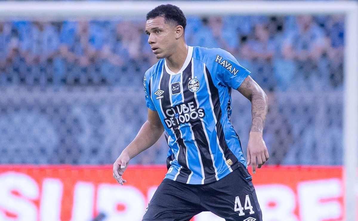 Após pênalti cometido, zagueiro Viery vira alvo de críticas no empate do Grêmio com a Chapecoense