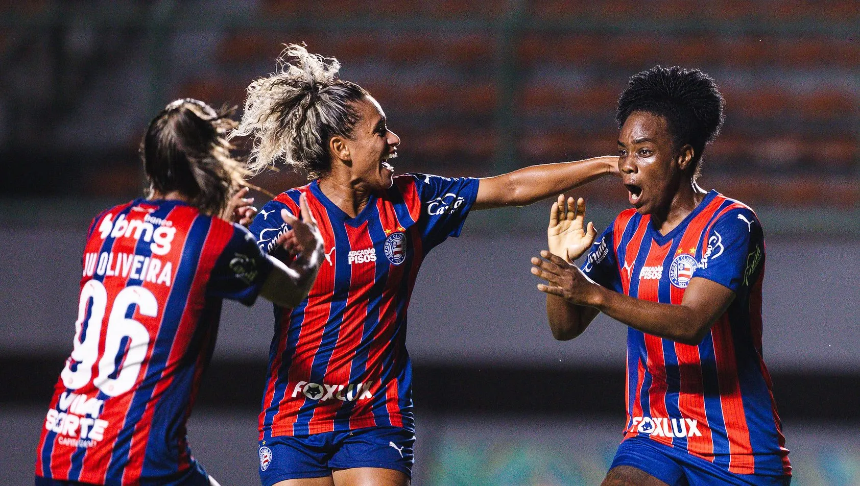 Jogadoras do Bahia celebram gol contra o Vitória no Brasileirão Feminino