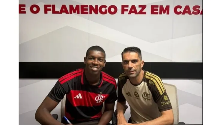 Daniel Thuram, zagueiro do Sub-17 do Flamengo assinando contrato profissional (Foto: Reproução/Flamengo)