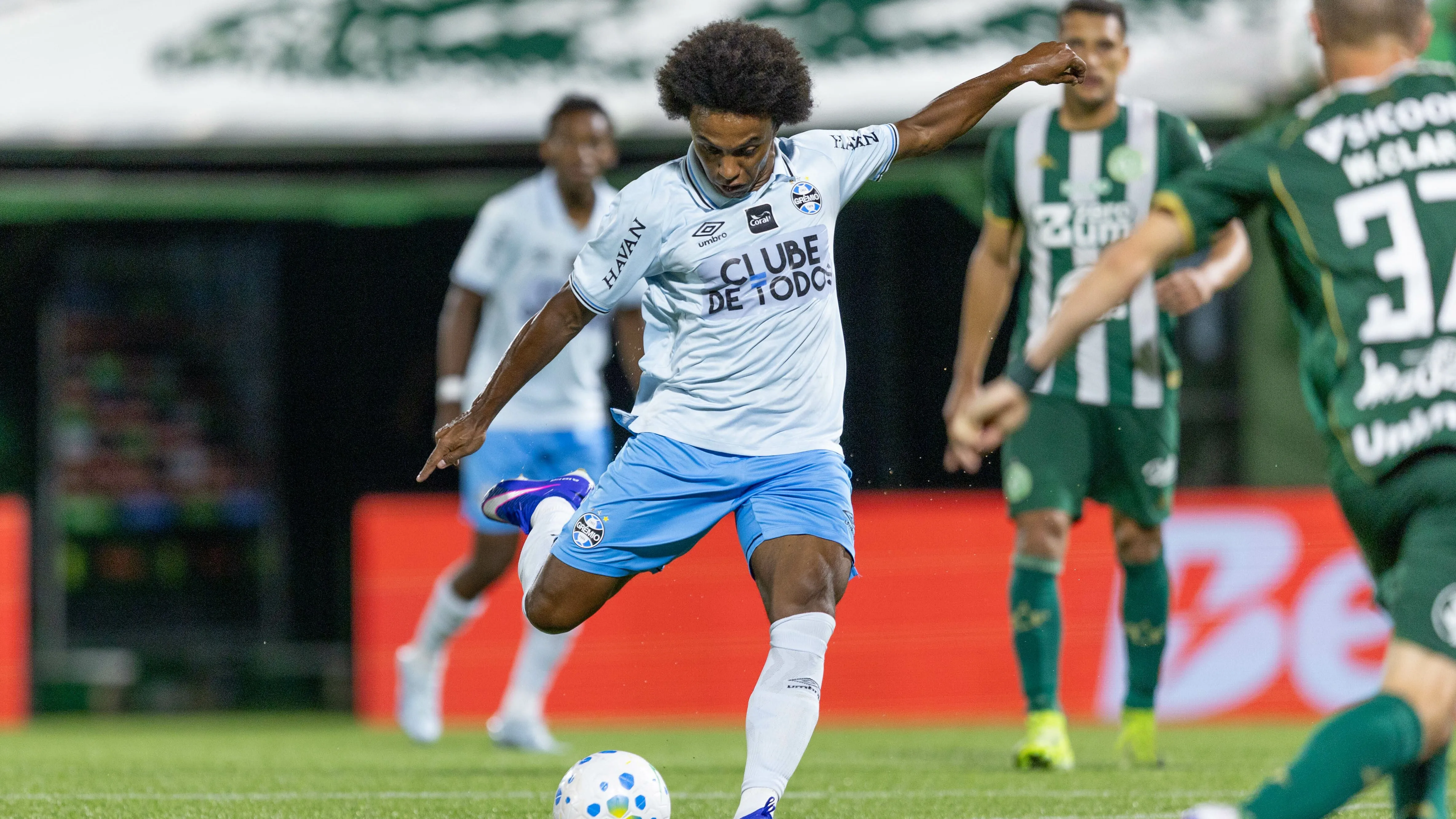 Willian durante partida contra o Chapecoense – Foto: Liamara Polli/AGIF